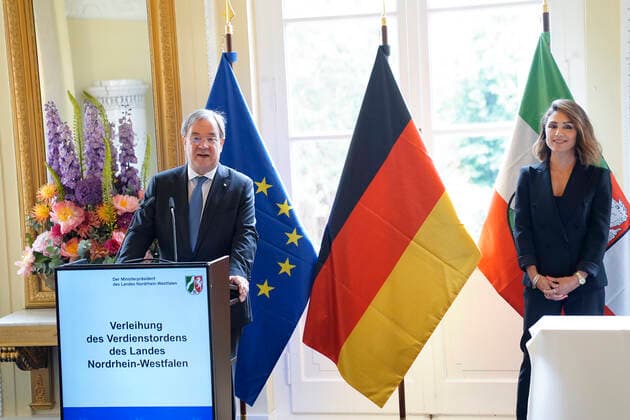 Verleihung des Landesverdienstorden NRW durch Armin Laschet Aktuell, 28.06.2021, Duesseldorf, Armin Laschet Ministerpraesident von Nordrhein-Westfalen, CDU Vorsitzender und Kanzlerkandidat verleiht den Landesverdienstorden des Landes NRW an Nazan Eckes ausKoeln, die Fernsehmoderatorin und Publizistin ist Tochter tuerkischer Einwanderer und engagiert sich seit vielen Jahren in zahlreichen Verbaenden, Initiativen und Projekten fuer bessere Bildungschancen von Kindern und junger Menschen sowie für Fluechtlingsfamilien und die Vorsorge von Krebserkrankungen . Duesseldorf Nordrhein-Westfalen Deutschland