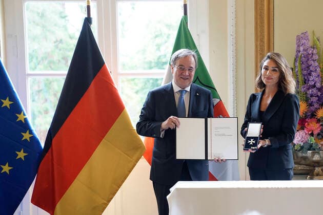 Verleihung des Landesverdienstorden NRW durch Armin Laschet Aktuell, 28.06.2021, Duesseldorf, Armin Laschet Ministerpraesident von Nordrhein-Westfalen, CDU Vorsitzender und Kanzlerkandidat verleiht den Landesverdienstorden des Landes NRW an Nazan Eckes ausKoeln, die Fernsehmoderatorin und Publizistin ist Tochter tuerkischer Einwanderer und engagiert sich seit vielen Jahren in zahlreichen Verbaenden, Initiativen und Projekten fuer bessere Bildungschancen von Kindern und junger Menschen sowie für Fluechtlingsfamilien und die Vorsorge von Krebserkrankungen . Duesseldorf Nordrhein-Westfalen Deutschland