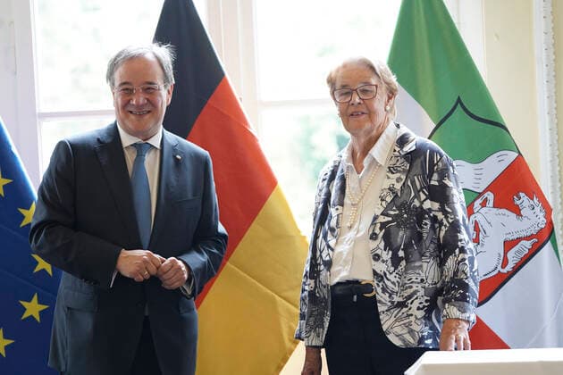Verleihung des Landesverdienstorden NRW durch Armin Laschet Aktuell, 28.06.2021, Duesseldorf, Armin Laschet Ministerpraesident von Nordrhein-Westfalen, CDU Vorsitzender und Kanzlerkandidat verleiht den Landesverdienstorden des Landes NRW an Dr. Raghilt Berve, Bonn (Regierungspraesidentin von Arnsberg und damit bundesweit die erste Frau, die ein solches Amt bekleidet und ihn ihrem Amt sehr verdient gemacht.) im IDR Schloss Eller in Duesseldorf. Duesseldorf Nordrhein-Westfalen Deutschland