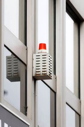 Alarmanlage an einem Haus in der Innenstadt. (Themenbild, Symbolbild) Köln, 27.06.2021 *** Alarm system on a house in the city centre Theme picture, symbol picture Cologne, 27 06 2021 Foto:xC.xHardtx xFuturexImage