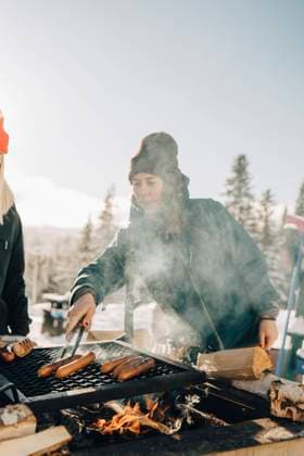 IMAGO Creative: Clickbait, Rezepte und Kochen Female friends preparing sausages on barbecue grill during winter Sweden, ?re, model released Copyright: xMaskotx , MA87018