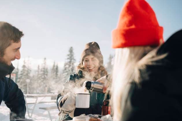 IMAGO Creative: Wintersport, Urlaub IMAGO Creative: Landleben - Essen IMAGO Creative: Landleben - Alfresco, Draußen Young woman pouring coffee for female friend during winter Sweden, ?re, model released Copyright: xMaskotx , MA87021