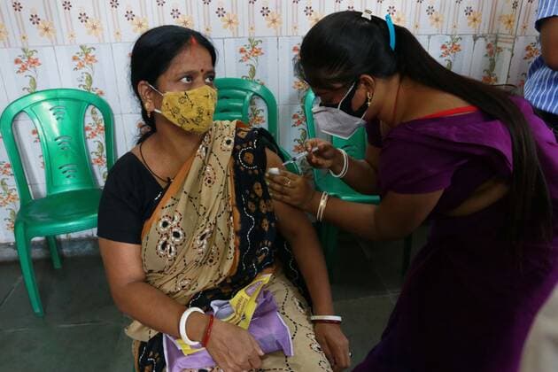 News Bilder des Tages News Bilder des Tages India: Vaccination for sex workers A health worker inoculates a Sex worker person with a dose of the Covishield vaccine against the Covid-19 coronavirus at Red Light area a vaccination centre in Kolkata on June 28,2021. Kolkata West Bengal India Copyright: DipaxChakraborty