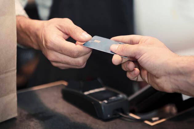 IMAGO Creative: Kreative Renaissance -- der junge Entrepreneur Male customer making payment through credit card at organic shop Sweden, Malmo, model released, property released Copyright: xKentarooxTrymanx , MA87227