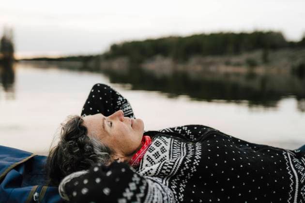 IMAGO Creative: Gesundheit, Stille Caucasian female hiker resting by lake during vacation Sweden, Stockholm Archipelago, model released Copyright: xMaskotx , MA87253