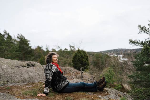 IMAGO Creative: Internationaler Frauenmonat, Gesundheit, Frauen in der Menopause IMAGO Creative: Klimawandel - Nachhaltiges Reisen Mature woman spending leisure time in forest Sweden, Stockholm Archipelago, model released Copyright: xMaskotx , MA87310