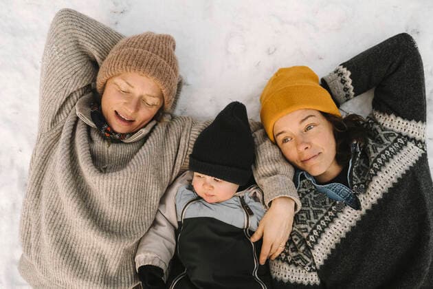 IMAGO Creative: Mutterschaft IMAGO Creative: Pride Month, Juni 2022, Pärchen und Familien IMAGO Creative: Internationaler Frauentag, Mental Load und Care-Arbeit Gay couple lying with daughter on snow Sweden, Vastergotland, model released Copyright: xMaskotx , MA87408