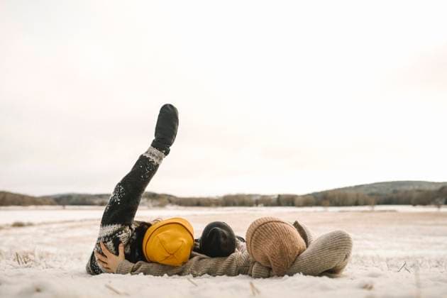 Creative Highlights Symbolbilder Lesbian mothers with daughter lying on snow during sunset Sweden, Vastergotland, model released Copyright: xMaskotx , MA87410
