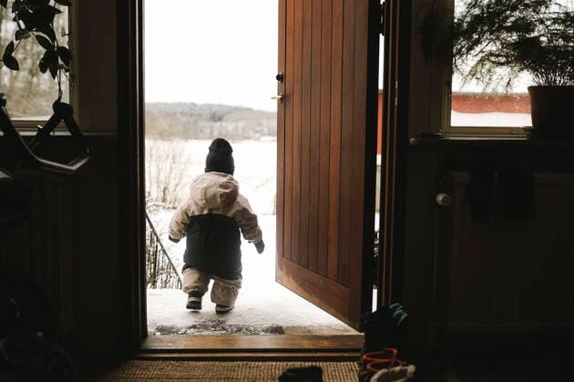 IMAGO Creative: Wintersport, Mode Full length rear view of baby girl in warm clothing walking out from doorway during winter Sweden, Vastergotland, model released, property released Copyright: xMaskotx , MA87480