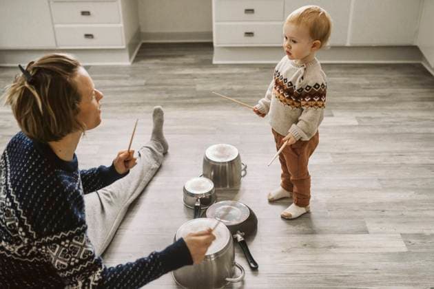 IMAGO Creative: Internationaler Frauentag, Mental Load und Care-Arbeit Mother and daughter playing with chopsticks and utensils in kitchen Sweden, Vastergotland, model released, property released Copyright: xMaskotx , MA87486