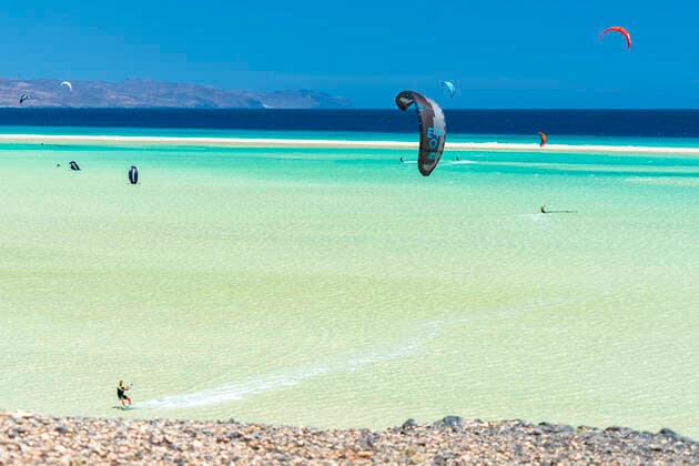 IMAGO Creative: Sport Dichotomien - Land und Wasser Kite surfers at Sotavento beach, Jandia, Fuerteventura, Canary Islands, Spain, Atlantic, Europe Copyright: RobertoxMoiola 1179-5102 Editorial Use Only