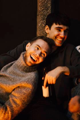 IMAGO Creative: Landleben - Alfresco, Draußen Smiling male friends looking away at balcony Sweden, Gothenburg, model released, property released Copyright: xMaskotx , MA87590