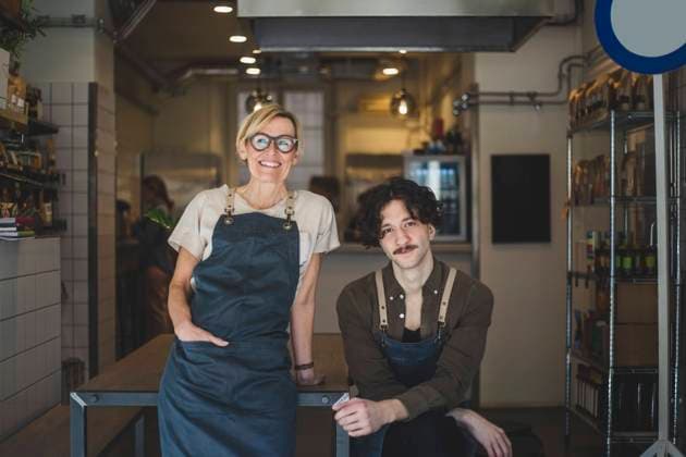 IMAGO Creative: Internationaler Frauentag, Gender Pay Gap, Frauen verdienen 18 Prozent weniger IMAGO Creative: Kreative Renaissance -- der junge Entrepreneur Portrait of female owner standing by male employee in store Sweden, Stockholm, model released, property released Copyright: xMaskotx , MA87776