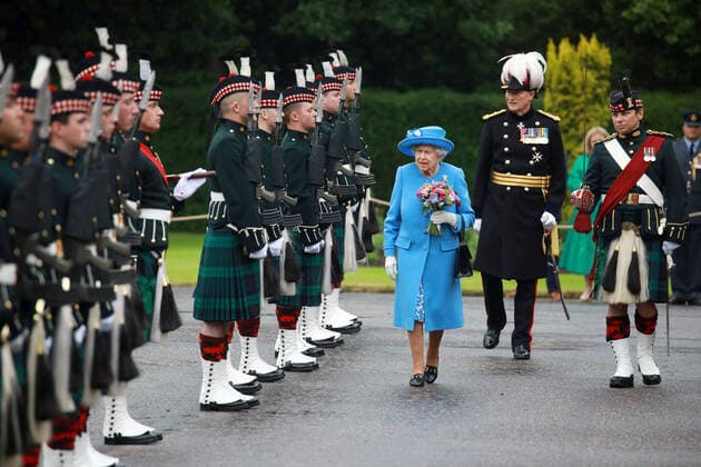 Bilder des Jahres 2021, Entertainment 06 Juni Entertainment Bilder des Tages . 28 06 2021. Edinburgh, United Kingdom. Queen Elizabeth II accompanied by Prince William , The Duke of Cambridge, at the Ceremony of the Keys at the Palace of Holyroodhouse in Edinburgh, Scotland, United Kingdom.  xPoolx xi-Imagesx IIM-22332-0013