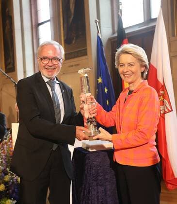 News Bilder des Tages News Bilder des Tages 28.06.2021 Frankfurt am Main, Römer European Banker of the Year 2019 Ehrung von Werner Hoyer, Präsident der Europäischen Investitionsbank (EIB) Bild zeigt: Werner Hoyer, Präsident der Europäischen Investitionsbank (EIB) und EU-Kommissionspräsidentin von der Leyen