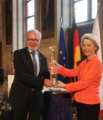 28.06.2021 Frankfurt am Main, Römer European Banker of the Year 2019 Ehrung von Werner Hoyer, Präsident der Europäischen Investitionsbank (EIB) Bild zeigt: Werner Hoyer, Präsident der Europäischen Investitionsbank (EIB) und EU-Kommissionspräsidentin von der Leyen