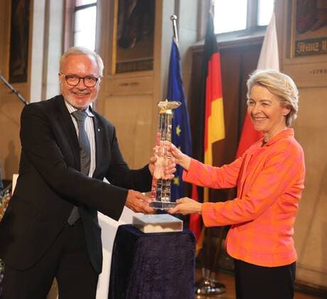 28.06.2021 Frankfurt am Main, Römer European Banker of the Year 2019 Ehrung von Werner Hoyer, Präsident der Europäischen Investitionsbank (EIB) Bild zeigt: Werner Hoyer, Präsident der Europäischen Investitionsbank (EIB) und EU-Kommissionspräsidentin von der Leyen