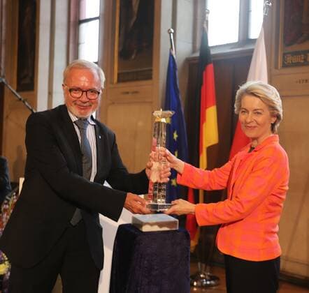 28.06.2021 Frankfurt am Main, Römer European Banker of the Year 2019 Ehrung von Werner Hoyer, Präsident der Europäischen Investitionsbank (EIB) Bild zeigt: Werner Hoyer, Präsident der Europäischen Investitionsbank (EIB) und EU-Kommissionspräsidentin von der Leyen