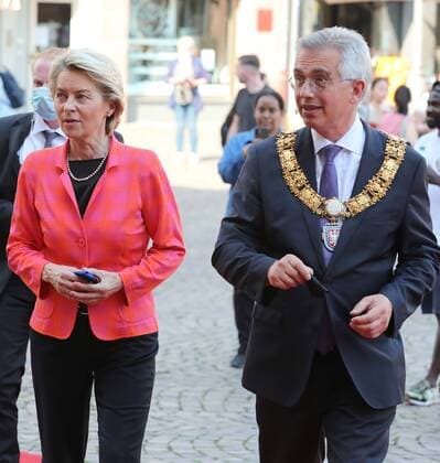 28.06.2021 Frankfurt am Main, Römer European Banker of the Year 2019 Ehrung von Werner Hoyer, Präsident der Europäischen Investitionsbank (EIB) Bild zeigt: EU-Kommissionspräsidentin von der Leyen bei der Ankunft am Römer mit Oberbürgermeister der Stadt Frankfurt Peter Feldmann