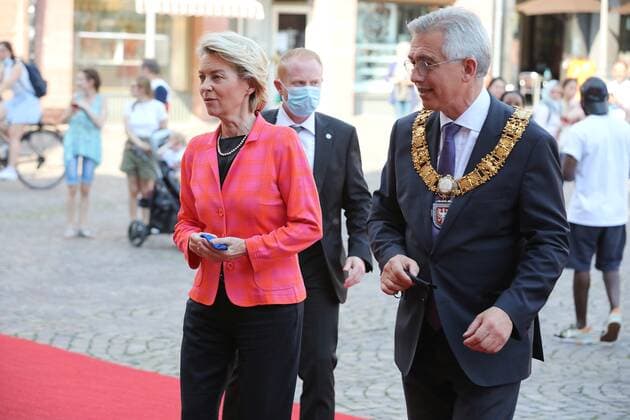 28.06.2021 Frankfurt am Main, Römer European Banker of the Year 2019 Ehrung von Werner Hoyer, Präsident der Europäischen Investitionsbank (EIB) Bild zeigt: EU-Kommissionspräsidentin von der Leyen bei der Ankunft am Römer mit Oberbürgermeister der Stadt Frankfurt Peter Feldmann