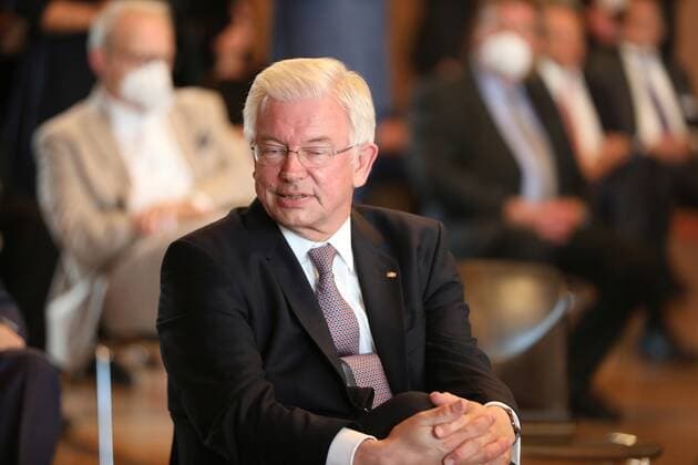 28.06.2021 Frankfurt am Main, Römer European Banker of the Year 2019 Ehrung von Werner Hoyer, Präsident der Europäischen Investitionsbank (EIB) Bild zeigt: Ex-Ministerpräsident des Landes Hessen Roland Koch