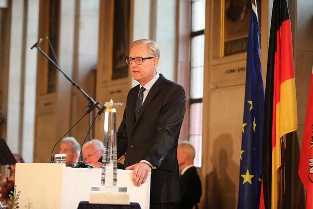 28.06.2021 Frankfurt am Main, Römer European Banker of the Year 2019 Ehrung von Werner Hoyer, Präsident der Europäischen Investitionsbank (EIB) Bild zeigt: Stadtrat Markus Frank begrüsst die Gäste