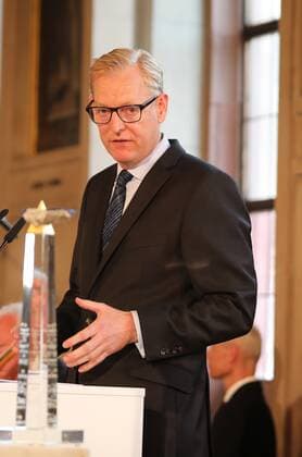 28.06.2021 Frankfurt am Main, Römer European Banker of the Year 2019 Ehrung von Werner Hoyer, Präsident der Europäischen Investitionsbank (EIB) Bild zeigt: Stadtrat Markus Frank begrüsst die Gäste