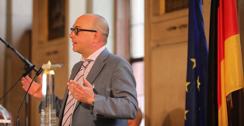 28.06.2021 Frankfurt am Main, Römer European Banker of the Year 2019 Ehrung von Werner Hoyer, Präsident der Europäischen Investitionsbank (EIB) Bild zeigt: Frankfurt Correspondent Financial Times Olaf Storbeck