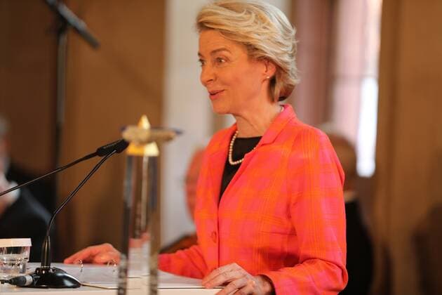 28.06.2021 Frankfurt am Main, Römer European Banker of the Year 2019 Ehrung von Werner Hoyer, Präsident der Europäischen Investitionsbank (EIB) Bild zeigt: EU-Kommissionspräsidentin von der Leyen im Kaisersaal bei der Laudatio