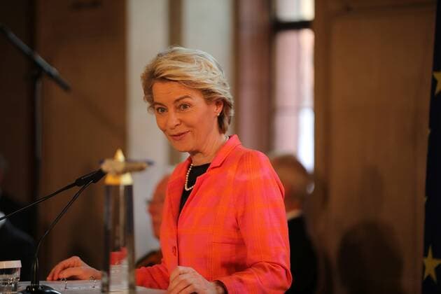 28.06.2021 Frankfurt am Main, Römer European Banker of the Year 2019 Ehrung von Werner Hoyer, Präsident der Europäischen Investitionsbank (EIB) Bild zeigt: EU-Kommissionspräsidentin von der Leyen im Kaisersaal bei der Laudatio