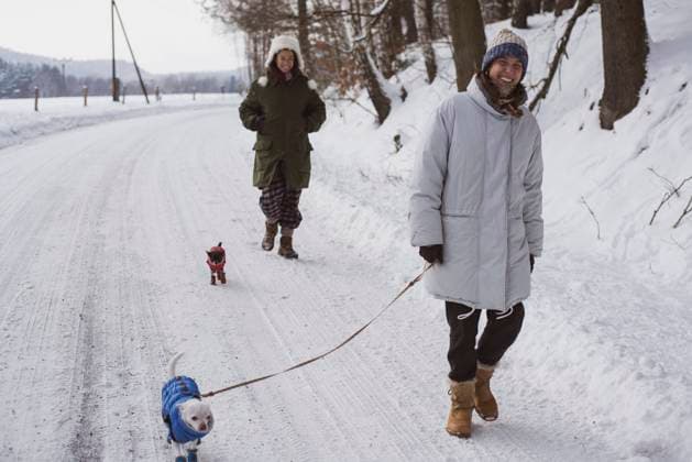 women laugh walking dogs in snow jackets in frozen winter country road Prague, Prague, Czechia CR_PIDODS210623-689726-01 ,model released, Symbolfoto