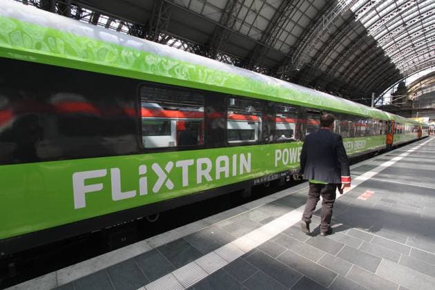 Zugbegleiter des Unternehmens Flixtrain bei der Abfertigung eines Fernzugs im Hauptbahnhof Frankfurt, Hessen, Deutschland *** Train attendant of the Flixtrain company handling a long-distance train at Frankfurt central station, Hesse, Germany