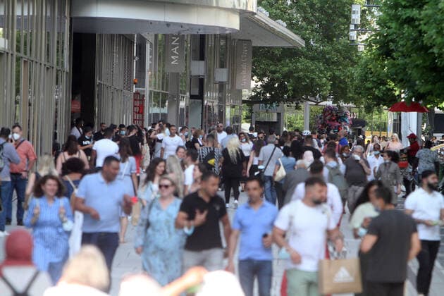 Nach den inzidenzbedingten Lockerungen und Wiedereröffnung der Geschäfte herrscht in der Einkaufsstraße und Fußgängerzone Zeil in der Innenstadt von Frankfurt wieder reger Andrang von Passanten, Hessen, Deutschland
