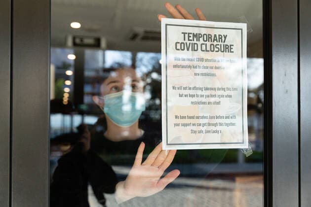 WA CORONAVIRUS COVID19, A staff member puts up a Temporary Covid Closure sign at The Lucky Shag Waterfront Bar in Perth, Tuesday, June 29, 2021. The Perth and Peel regions of Western Australia went into a four day lockdown yesterday after positive cases for the Delta variant were found in the northern suburbs of Perth. ( NO ARCHIVING, EDITORIAL USE ONLY, NO USE IN BOOKS WITHOUT CONSENT  Copyright: xRICHARDxWAINWRIGHTx 20210629001553448190