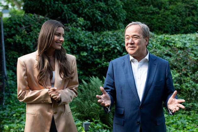 Armin LASCHET, CDU, Ministerpraesident des Landes Nordrhein-Westfalen und Schauspielerin Sophia THOMALLA im Garten der CDU-Landesgeschaeftsstelle in Duesseldorf, Armin LASCHET, CDU, Ministerpraesident des Landes Nordrhein-Westfalen, trifft die Schauspielerin Sophia THOMALLA zum online-Talk,