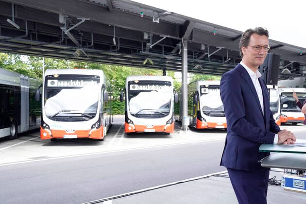 Umweltministerin Svenja Schulze und NRW Verkehrsminister Hendrik Wuest besuchen KVB Koeln Aktuell, 29.06.2021, Koeln, NRW Verkehrsminister Hendrik Wuest gibt den Startschuss bei seinem Besuch der Koelner Verkehrsbetriebe (KVB) in Koeln zur symbolischen Inbetriebnahme der neuen Elektro Bus Ladeinfrastruktur Koeln Nordrhein-Westfalen Deutschland *** Environment Minister Svenja Schulze and NRW Transport Minister Hendrik Wuest visit KVB Cologne News, 29 06 2021, Cologne, NRW Transport Minister Hendrik Wuest gives the starting signal during his visit to the Cologne public transport company KVB in Cologne for the symbolic commissioning of the new electric bus charging infrastructure Cologne North Rhine-Westphalia Germany