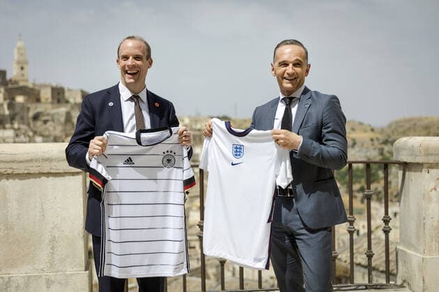 News Themen der Woche KW26 Bilder des Jahres 2021, News 06 Juni News Bilder des Tages Heiko Maas, Bundesaussenminister, (R) und Dominic Raab, Aussenminister des Vereinigten Koenigreichs Grossbritannien und Nordirland, (L) tauschen Trikots anlaesslich des Laenderspiels am Abend am Rande des Treffens der G20-AussenministerInnen in Matera. Matera, 29.06.2021. Matera Italy *** Heiko Maas, Federal Minister of Foreign Affairs, R and Dominic Raab, Foreign Secretary of the United Kingdom of Great Britain and Northern Ireland, L exchange jerseys on the occasion of the countries match in the evening on the sidelines of the G20 Foreign Ministers meeting in Matera Matera, 29 06 2021 Matera Italy Copyright: xJaninexSchmitz photothek.dex