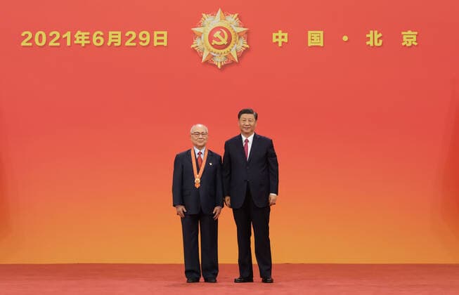 (210629) -- BEIJING, June 29, 2021 -- Chinese President Xi Jinping, also general secretary of the Communist Party of China (CPC) Central Committee and chairman of the Central Military Commission, presents the July 1 Medal, the Party s highest honor, to Lyu Qiming at the award ceremony at the Great Hall of the People in Beijing, capital of China, June 29, 2021. The award ceremony of the July 1 Medal was held Tuesday morning at the Great Hall of the People in Beijing. ) CHINA-BEIJING-XI JINPING-JULY 1 MEDAL-AWARD CEREMONY (CN) LixXueren 