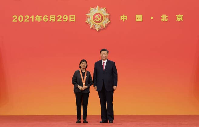(210629) -- BEIJING, June 29, 2021 -- Chinese President Xi Jinping, also general secretary of the Communist Party of China (CPC) Central Committee and chairman of the Central Military Commission, presents the July 1 Medal, the Party s highest honor, to Zhang Guimei at the award ceremony at the Great Hall of the People in Beijing, capital of China, June 29, 2021. The award ceremony of the July 1 Medal was held Tuesday morning at the Great Hall of the People in Beijing. ) CHINA-BEIJING-XI JINPING-JULY 1 MEDAL-AWARD CEREMONY (CN) LixXueren 
