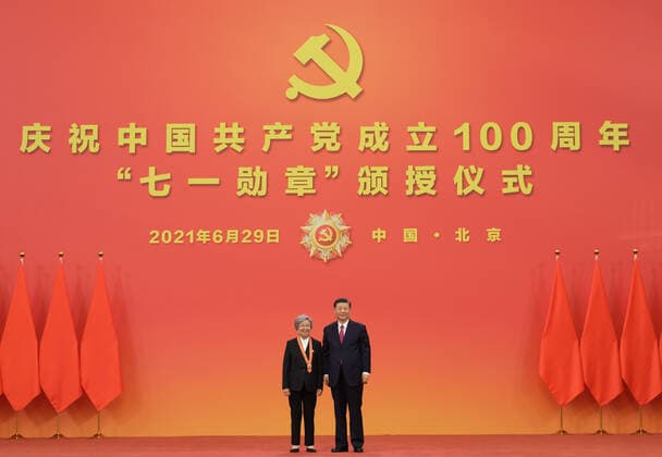 (210629) -- BEIJING, June 29, 2021 -- Chinese President Xi Jinping, also general secretary of the Communist Party of China (CPC) Central Committee and chairman of the Central Military Commission, presents the July 1 Medal, the Party s highest honor, to Huang Baomei at the award ceremony at the Great Hall of the People in Beijing, capital of China, June 29, 2021. The award ceremony of the July 1 Medal was held Tuesday morning at the Great Hall of the People in Beijing. ) CHINA-BEIJING-XI JINPING-JULY 1 MEDAL-AWARD CEREMONY (CN) LixXueren 