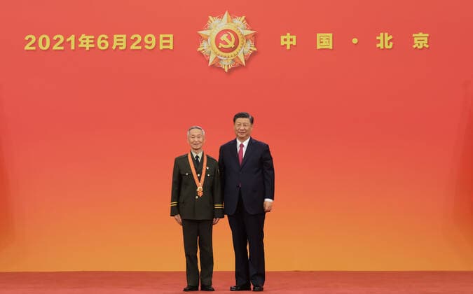 (210629) -- BEIJING, June 29, 2021 -- Chinese President Xi Jinping, also general secretary of the Communist Party of China (CPC) Central Committee and chairman of the Central Military Commission, presents the July 1 Medal, the Party s highest honor, to Cui Daozhi at the award ceremony at the Great Hall of the People in Beijing, capital of China, June 29, 2021. The award ceremony of the July 1 Medal was held Tuesday morning at the Great Hall of the People in Beijing. ) CHINA-BEIJING-XI JINPING-JULY 1 MEDAL-AWARD CEREMONY (CN) LixXueren 