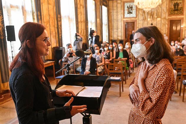 Entertainment Bilder des Tages Czech playwright, actress and dancer Josefina Formanova, right, granddaughter of director Milos Forman and writer Jiri Stransky, receives the Tom Stoppard Award for best original essay in Czech language in Prague, Czech Republic, June 29, 2021. At left is jury member, translator from French to Czech Anna Kareninova. (CTKxPhoto MichalxKamaryt) CTKPhotoP2021062908403 