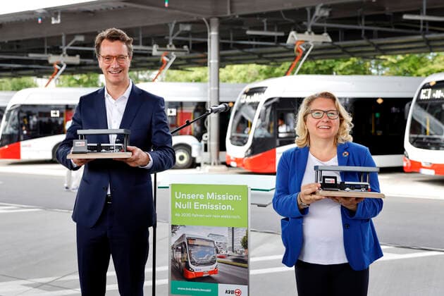 Hendrik Wüst und Svenja Schulze beim Besuch von Umweltministerin Svenja Schulze und NRW-Verkehrsminister Hendrik Wüst bei der KVB Köln mit symbolischer Inbetriebnahme der neuen Ladeinfrastruktur für Elektro-Busse. Köln, 29.06.2021 *** Hendrik Wüst and Svenja Schulze during the visit of Environment Minister Svenja Schulze and NRW Transport Minister Hendrik Wüst to KVB Cologne with symbolic commissioning of the new charging infrastructure for electric buses Cologne, 29 06 2021 Foto:xC.xHardtx xFuturexImage