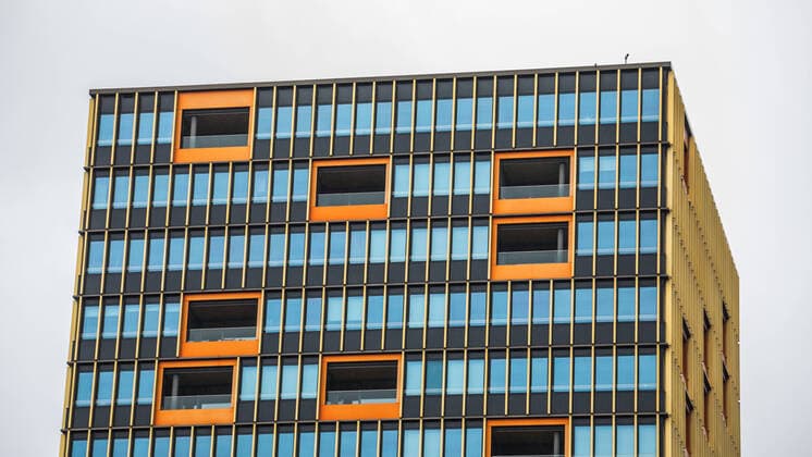 Creative Highlights World Zürich, Schweiz - 1. Mai 2021: Der Wohnraum in der Stadt Zürich ist begehrt, aber auch teuer. Besonders gewachsen ist der Glattpark und der Stadtkreis 11 in Zürich-Oerlikon.
