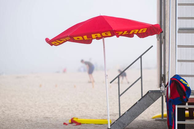 Urlaub in Deutschland Ein Stand der Deutsche Lebens-Rettungs-Gesellschaft (DLRG) am Strand des Urlaubsort Schillig. Foto: Kirchner-Media Wedel Schillig Niedersachsen Deutschland *** Holiday in Germany A stand of the German Life Saving Association DLRG at the beach of the holiday resort Schillig Photo Kirchner Media Wedel Schillig Lower Saxony Germany Copyright: xKirchner-Media Wedelx