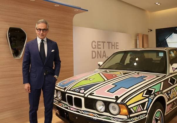 Bilder des Jahres 2021, Entertainment 06 Juni Entertainment Bilder des Tages Milan, Italy BMW Milano Urban Store The speed of the arts. Science Massimiliano Di Silvestre president AD BMW Italia presents the BMW 525i from 1991 created by Art Car in artistic graphics by Esther Mahlangu African painter and artist, the first woman to have created for Art Car In the photo : Massimiliano Di Silvestre president of AD BMW Italy  Copyright: xNickxZonnax xIPAx xNickxZonnax
