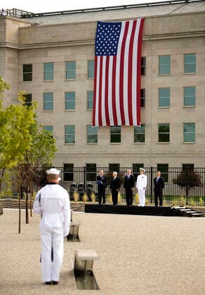 20 Jahre Anschläge vom 11. September: Gedenkkultur in den USA September 11, 2008, Washington, District of Columbia, USA: Donald Rumsfeld, former U.S. Secretary of Defense, left, Robert Gates, U.S. Secretary of Defense, second left, U.S. President George W. Bush, center, Admiral Michael Mullen, chairman of the Joint Chiefs of Staff, second right and James Laychak, chairman of the board of the Pentagon Memorial Fund stand during the dedication of the September 11th Memorial at the Pentagon on the 7th anniversary of the September 11, 2001 attacks on New York and Washington in Washington, DC, Thursday, September 11, 2008 Washington USA - ZUMAs152 20080911_zaa_s152_010 Copyright: xJoshuaxRobertsx