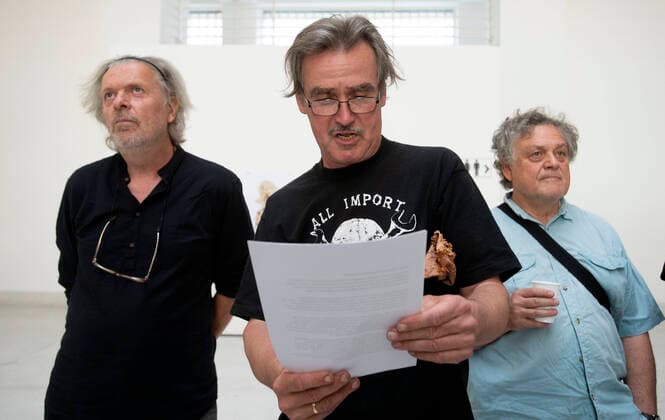 Bilder des Jahres 2021, Entertainment 06 Juni About twenty Czech artists headed by Jiri David protested against the unused potential of the National Gallery in Prague (NGP) in the gallery’s seat, the Trade Fair Palace in Prague, Czech Republic, June 30, 2021, and their positive resistance wanted to point to the empty gallery rooms, among others. The protesting artists, including Jaroslav Rona, Frantisek Skala, Veronika Holcova and Pavel Opocensky, brought their works to the yard of the Trade Fair Palace and left a part of them there. We don’t want to keep watching the torpor of the supreme management of the NGP which more capable experts are leaving due to lacking motivation and lack of inspiration, the artists said in a statement read out by Skala who also made a few pictures on t  suk003
