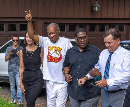Bilder des Jahres 2021, News 06 Juni Entertainment Bilder des Tages June 30, 2021, Elkins Park, Pennsylvania, USA: BILL COSBY walks out to the media outside of his Elkins Park, Pennsylvania home Wednesday after the Pennsylvania Supreme Court overturned his sexual assault conviction. His lawyers and family friends addressed the media. He did not speak Elkins Park USA - ZUMAr23_ 20210630_znp_r23_008 Copyright: xJimxZ.xRiderx
