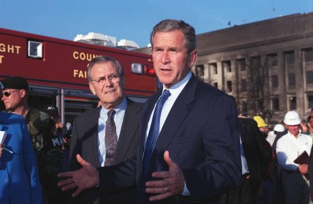 IMAGO History, Anschläge vom 11. September aus New York und Washington D.C 20 Jahre Anschläge vom 11. September: Attentat auf das Pentagon DONALD RUMSFELD (July 9, 1932 - June 29, 2021) was an American politician, government official, and businessman who served as Secretary of Defense from 1975-1977 under Gerald Ford, and again from 2001-2006 under George W. Bush. He is both the youngest and the second-oldest person to have served as Secretary of Defense. Additionally, Rumsfeld was a three-term U.S. Congressman from Illinois (1963 1969), director of the Office of Economic Opportunity (1969 1970), counsellor to the president (1969 1973), the United States Permanent Representative to NATO (1973 1974), and White House Chief of Staff (1974 1975). Between his terms as Secretary of Defense, he served as the CEO and chairman of several companies. FILE PHOTO SHOT: September - ZUMAs152 20010912_mda_s152_012 Copyright: xDepartmentxOfxDefensex